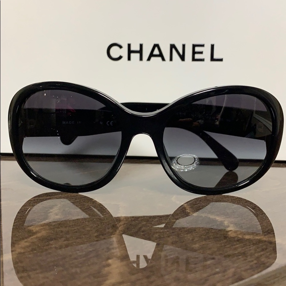 CHANEL CC Turnlock Sunglasses 5235-Q Black